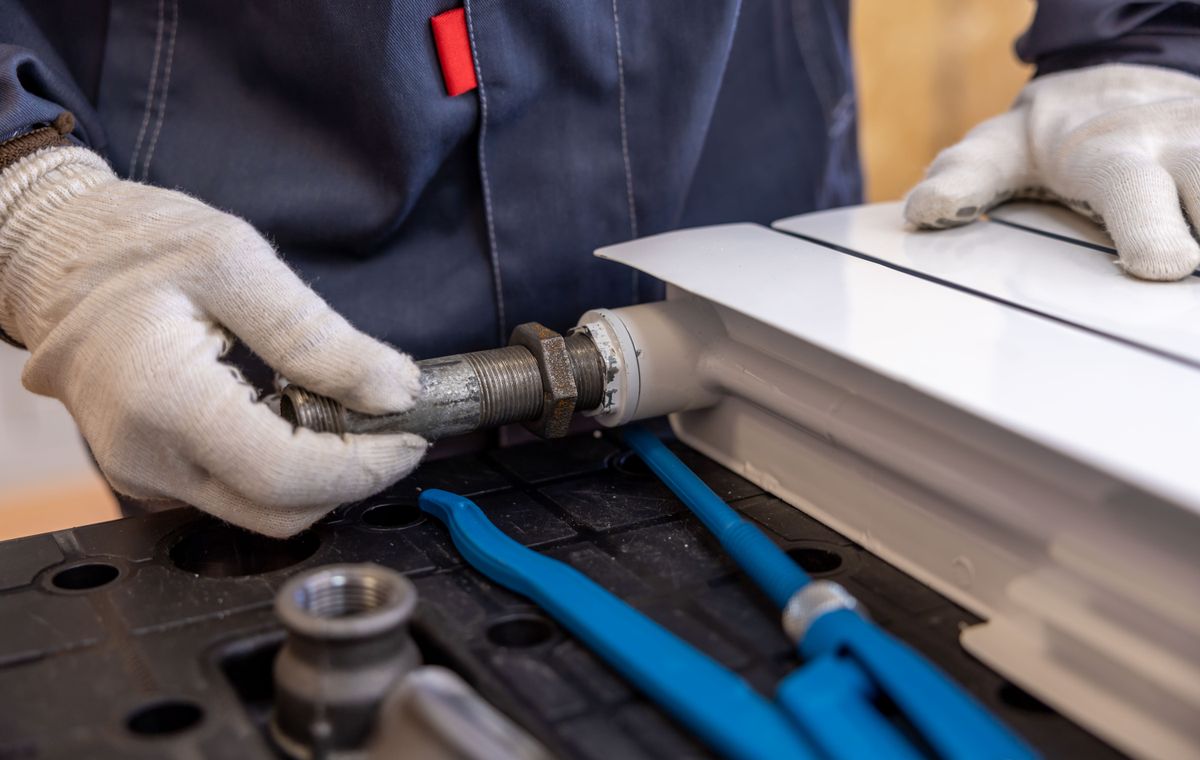 Técnico a instalar uma ligação de aquecimento