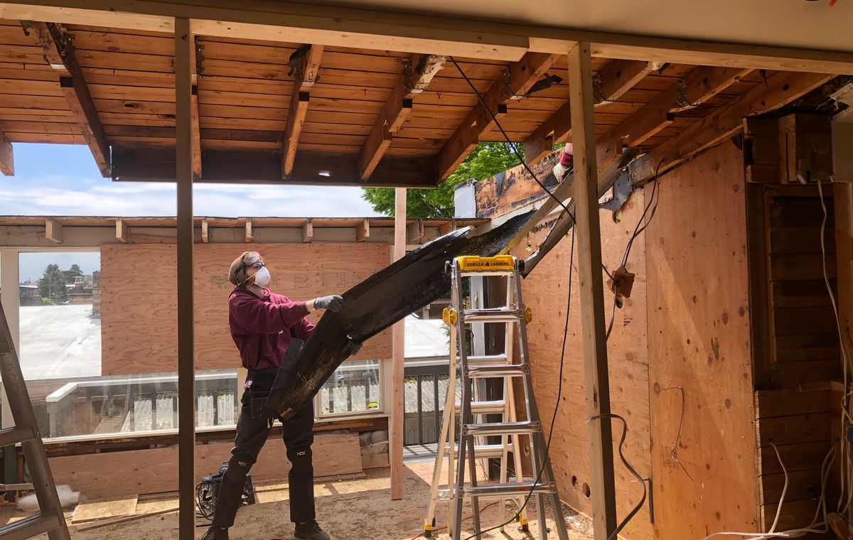 Profissional durante uma obra de remodelação